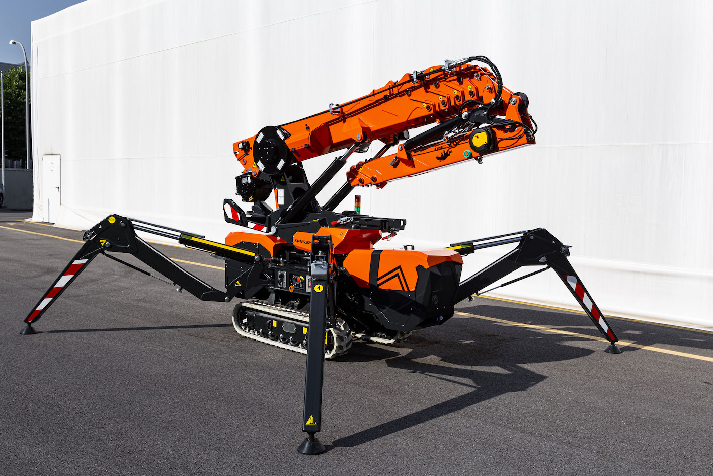 Mini-grue araignée sur chantier